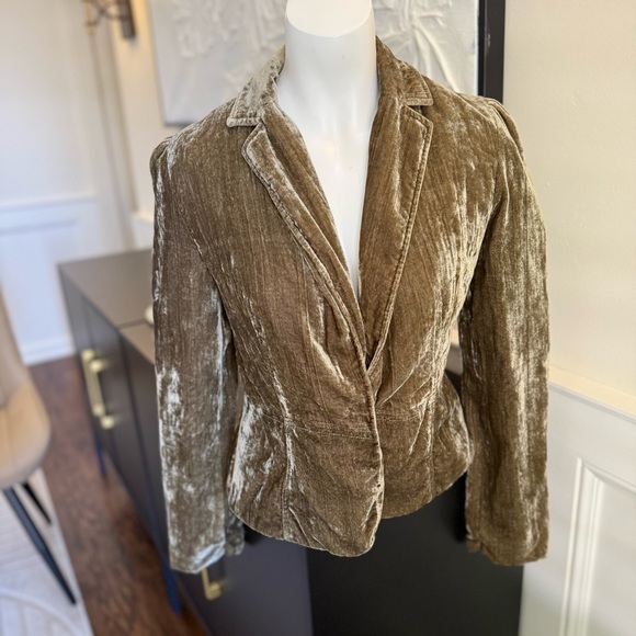 Gorgeous Aziz Green Rich Velvet Jacket with Ribbed Cuffs and Vintage Look - Picture 1 of 5